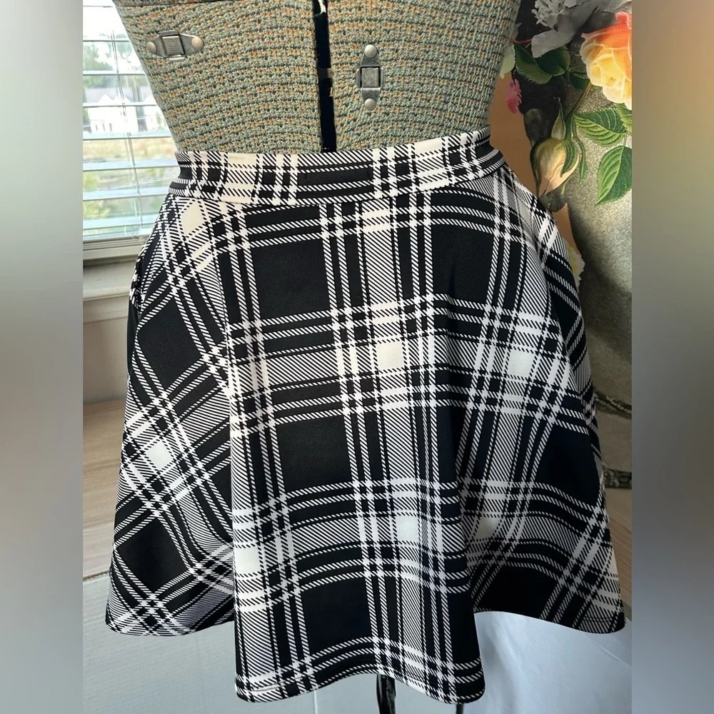 HOT TOPIC BLACK/WHITE PLAID O-RING SKATER SKIRT. Sz. Sm. FUN, FLIRTY, COMFY